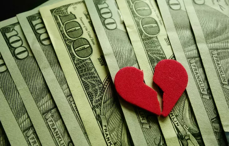 Разбитое сердце на долларах